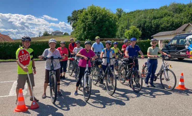 Die Senioren aus Sipbachzell trainierten den sicheren Umgang mit dem E-Bike. Foto: Johanna Huber