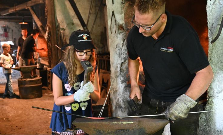 Ferienpassaktion: Einmal selbst etwas schmieden. Foto: Cornelia Gasperlmair