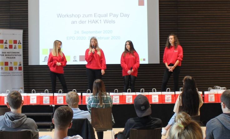 Vier Schülerinnen gestalteten einen Workshop und einen Vortrag. Foto: Hak