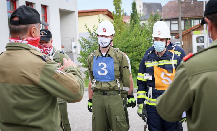 25 jugendliche Feuerwehr-Mitglieder haben die Prüfung bestanden. Foto: Oliver Deutsch