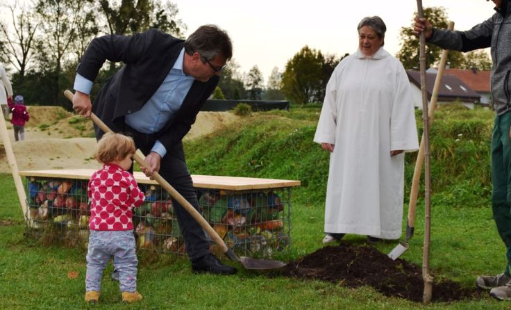 Bürgermeister Paul Mahr war selbst beim Baumpflanzen aktiv. Foto: Gemeinde