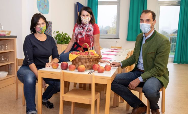Klaus Lindinger mit den Kindergartenpädagoginnen, er brachte Äpfel mit. Foto: VP