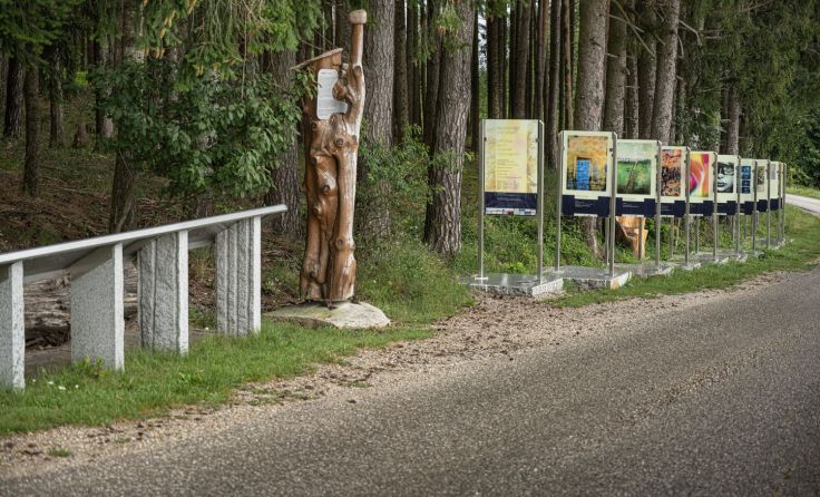 Zehn neue Tafeln mit Bildern von Kunstwerken. Foto: Hubert Freimüller