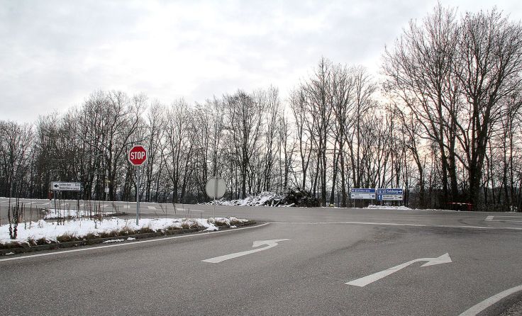 Auf Höhe dieser Kreuzung sollen die Lastwägen über die Ager auf die B1 kommen. Foto: Tips
