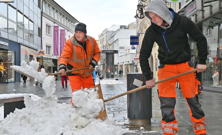Mitarbeiter befreien auch Geh- und Radwege von Schnee und Eis. Foto: Stadt Wels