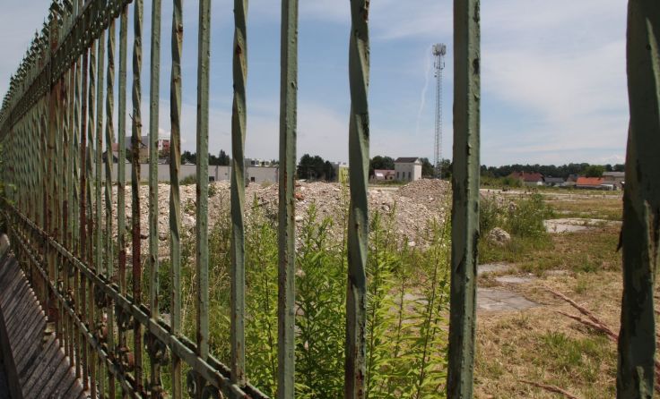 Neues Leben für das brachliegende Areal. Der Zaun wird saniert. Foto: GPaltinger
