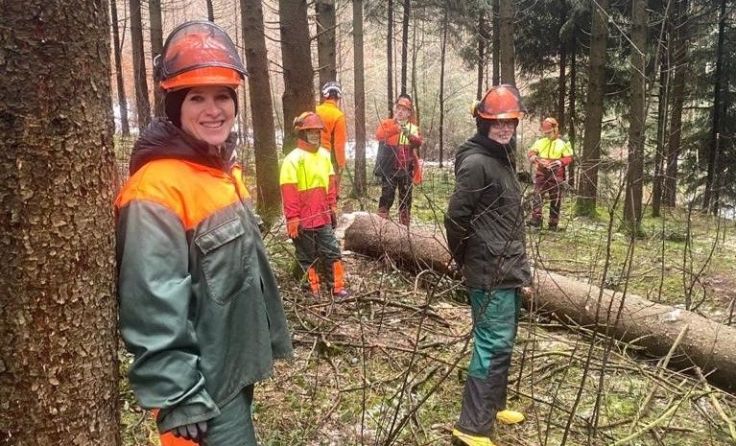 Die Arbeit im Forst (an einem Samstag) ist Teil der Ausbildung der Abendschule. Foto: abz Lambach