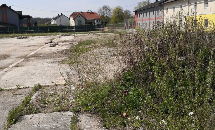 Hier soll der Flachsspinnereipark entstehen, derzeit liegt die Fläche brach. Foto: Gemeinde