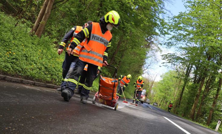 Auch eine Kehrmaschine kam zum Einsatz. Foto: laumat.at / Matthias Lauber