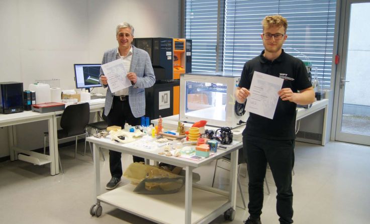 Professor Daniel Heim mit Manuel Schachinger, der ausgezeichnet wurde. Foto: FH OÖ