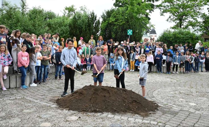 Schüler durften den Spatenstich für die Sanierung der Volksschule vornehmen. Foto: GPaltinger