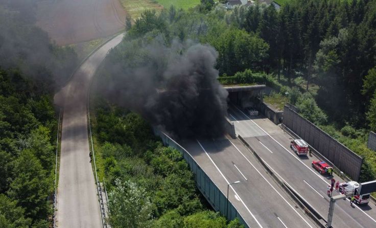 Brand im Tunnel Steinhaus-Taxlberg. Foto: laumat.a t/ Matthias Lauber