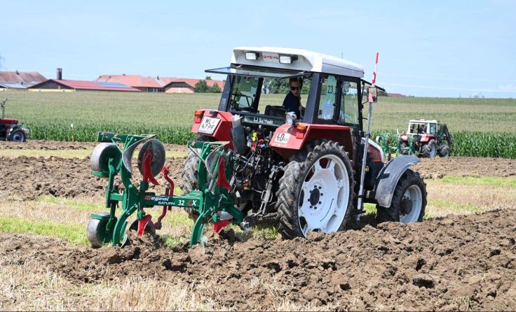 Sauber pflügen – eine Kunst unter Landjugend-Mitgliedern: Foto: GPaltinger