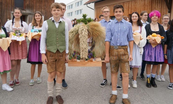 Schüler des Agrarbildungszentrums mit ihrer selbst gebundenen Erntekrone (Foto: abz)