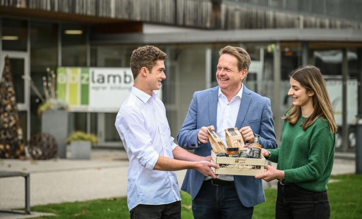 Die Schüler Kevin und Luana mit Direktor Karl Kronberger (Foto: abz Lambach)