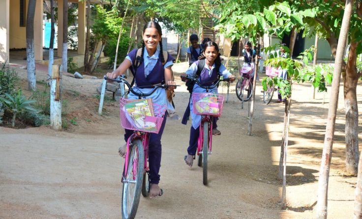 Schülerinnen in Indien bekommen dank der Spenden Fahrräder. (Foto: Miva)