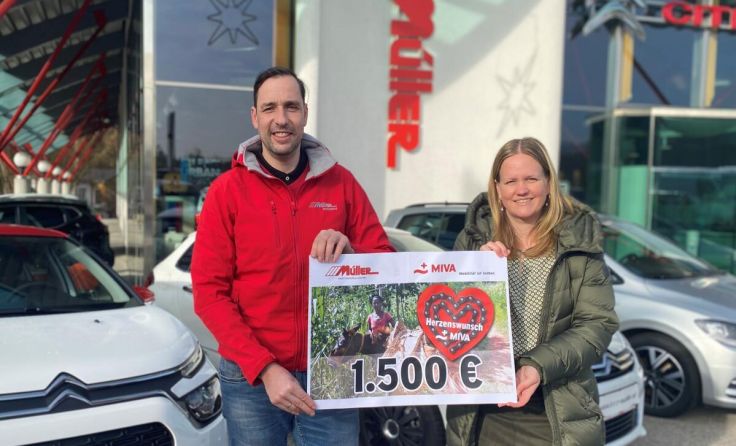 Markus Müller übergibt 1.500 Euro an Christine Parzer als Spende. (Foto: Miva)