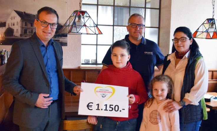 Bürgermeister Christian Schöffmann mit der Familie Gruber. (Foto: Gemeinde)