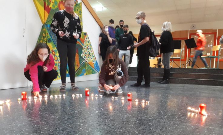 Schüler und Lehrer in Pichl entzündeten Kerzen. (Foto: Teresa Baumgartner)