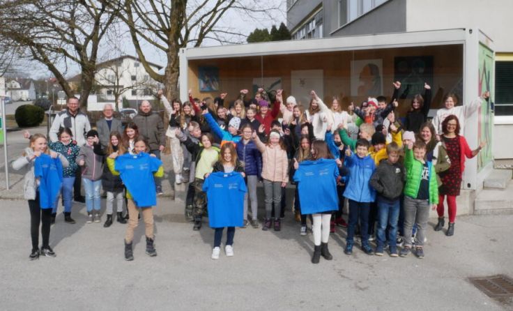 Schüler der ersten Klassen mit Lehrern und Firmenvertretern (Foto: Mittelschule)