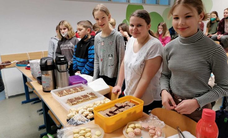 Die Schüler haben selbst gebackene Kuchen mitgebracht und verkauft. (Foto: Rainer Jocher)