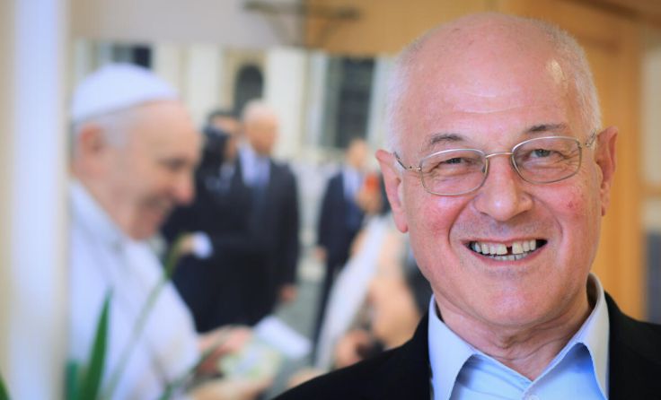 Alt-Abt Christian Haidinger stellt sein Buch vor. (Foto: Tyrolia)