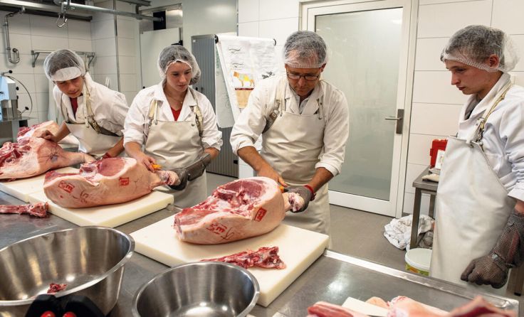 Das Zerlegen von Schlachtkörpern gehört zum Unterricht. (Foto: F. Braunsberger)