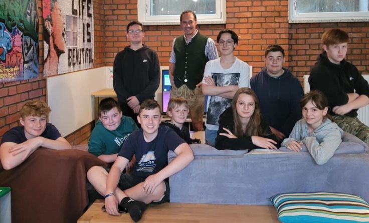 Bürgermeister Stürzlinger mit den Jugendlichen im Jugendzentrum (Foto: Gemeinde)