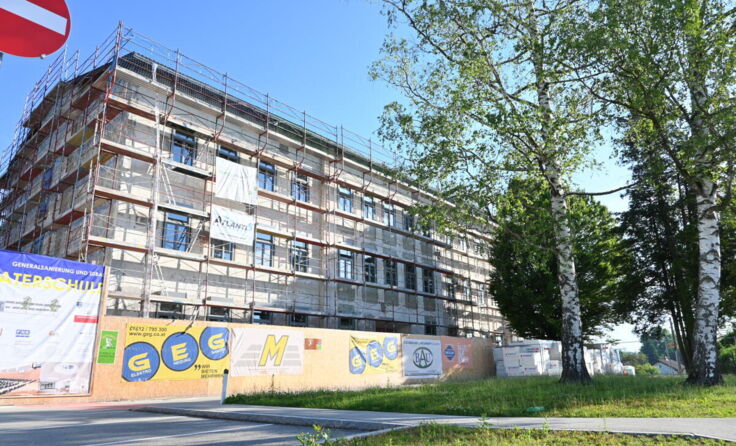 Die Flößerkaterschule wird seit Mitte 2021 umfassend saniert. (Foto: GePaltinger)