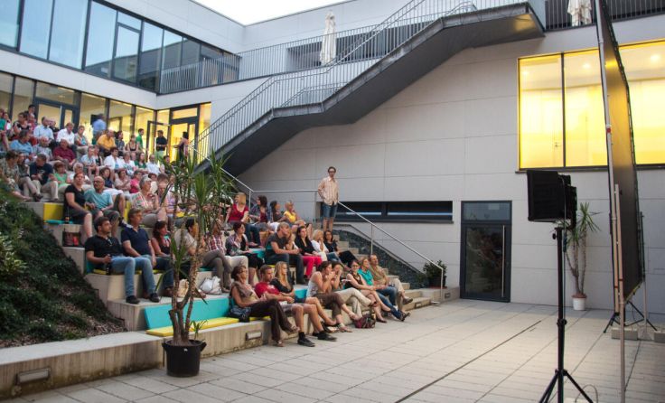 Im Innenhof der Volksschule gibt es ein ganzes Wochenende Filme zu sehen. (Foto: privat)