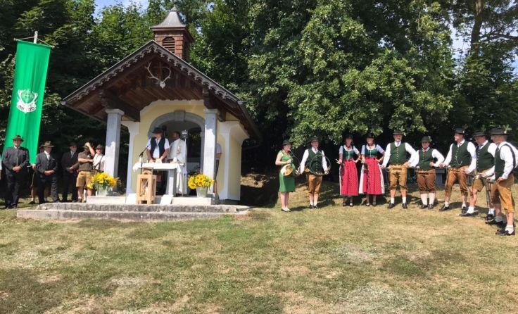 Hubertusmesse mit der Jagdhornbläsergruppe Schaunburg bei der Hubertuskapelle. (Foto: Jägerschaft)