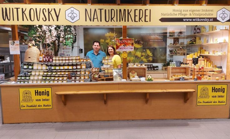 Birgit und Hannes Witkovsky führen eine Naturimkerei in Wels. (Foto: privat)