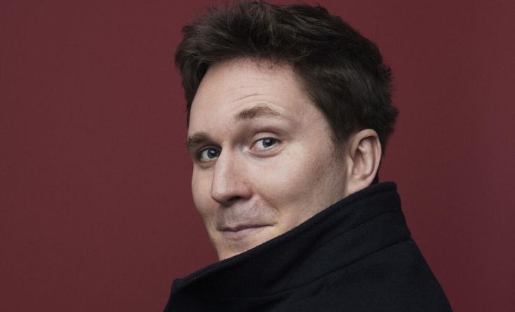 Kabarettist Hosea Ratschiller ist in Bad Schallerbach zu Gast. (Foto: Christian Pitschl)