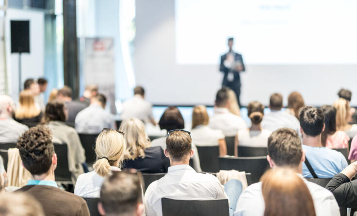 Diskussionsveranstaltung (Foto: Bigstock/Adobe Stock/John)