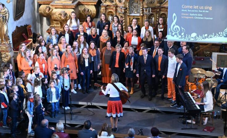 Gleich drei Chöre standen auf der Bühne in der Pfarrkirche. (Foto: Cornelia Gasperlmair)