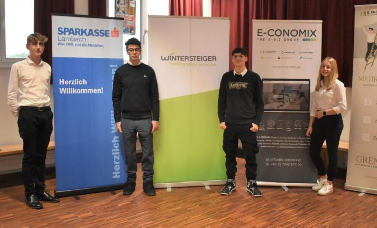 Die Schüler der HAK Lambach mit den Roll-ups einiger Paten-Firmen (Foto: HAK)