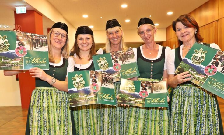 Die Musikerinnen der Salinenmusik Ebensee mit dem neuen Kalender. (Foto: Marion Hörmandinger)