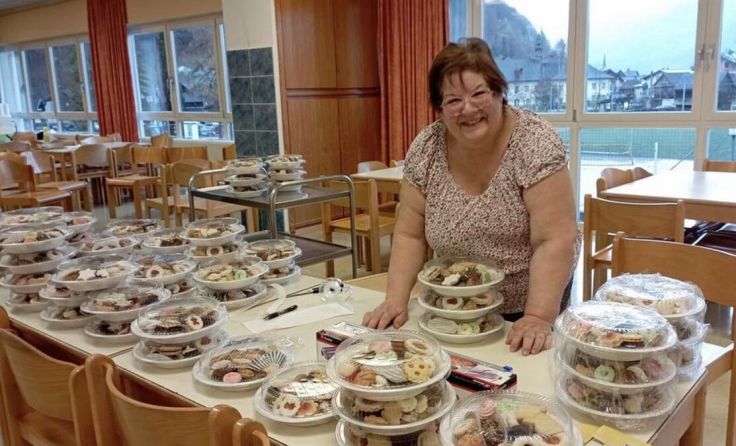 Ulrike Hemetsberger mit einem Teil der Kekse für den guten Zweck. (Foto: privat)