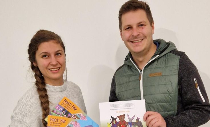 Helene Spitzbart und Martin Windischbauer mit ihrem Buch. (Foto: privat)
