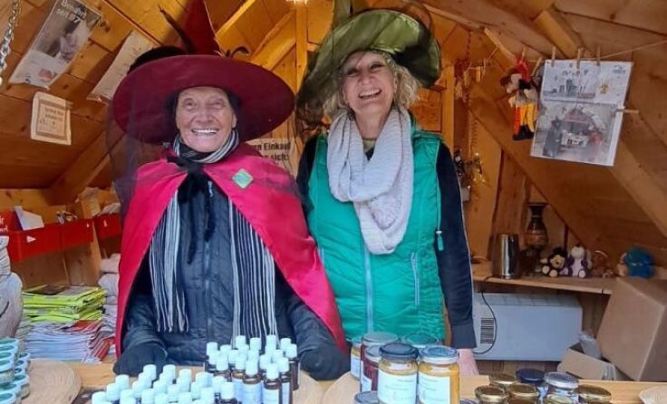Die Kräuterhexe aus Sipbachzell Gerti Mühlgrabner mit ihrer Tochter Sabine. (Foto: privat)