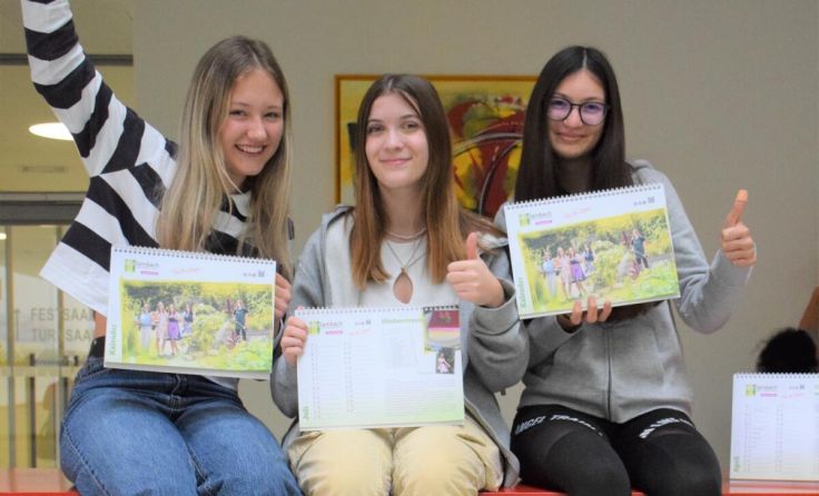 Die Schülerin des Agrarbildungszentrums präsentieren stolz ihren Kalender für 2023. (Foto: abz)