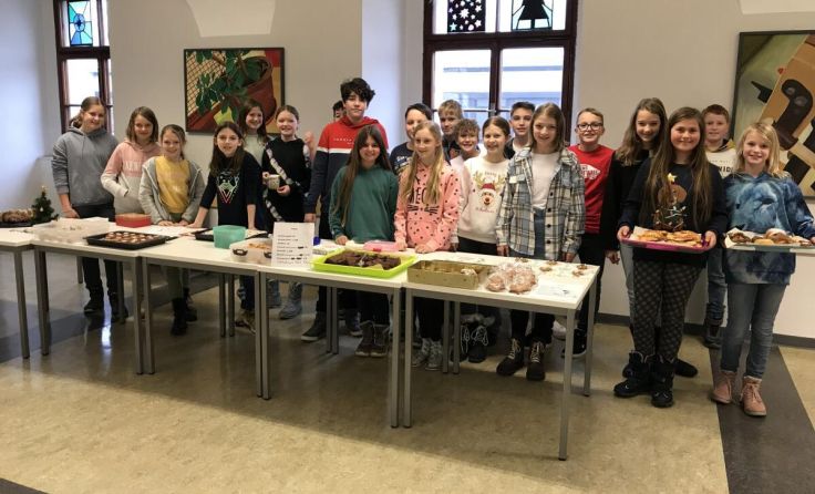Die Schüler der 2A mit ihrem Kuchenbuffet (Foto: S. Stadlmayr)