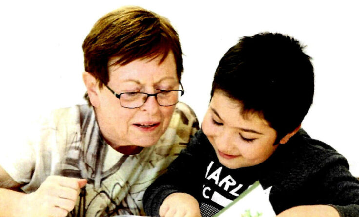Waltraud Jungreithmayr unterstützt Volksschulkinder beim Lesen. (Foto: privat)