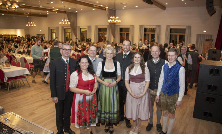 Veranstalter und Ehrengäste beim Liachtmessball (Foto: M. Kienesberer)