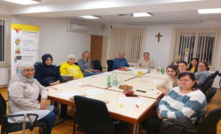 In kleiner Runde wird am Gemeindeamt Deutsch gelernt. (Foto: VHS OÖ)