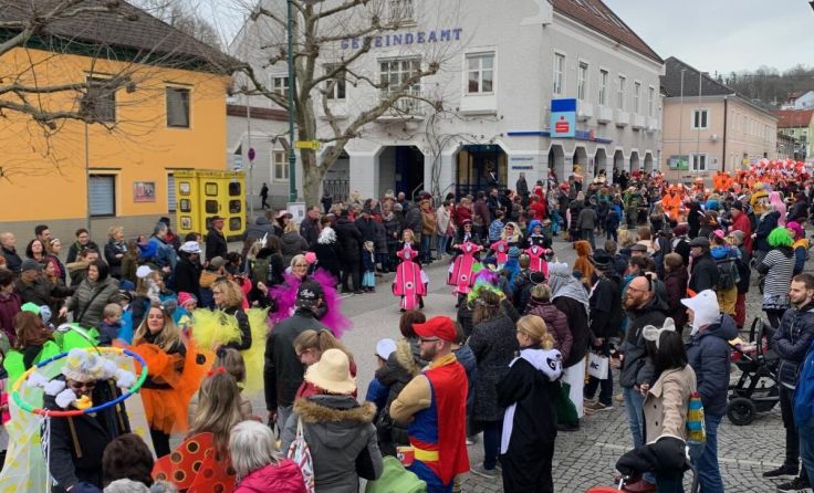 Im Schwertberger Ortszentrum sind wieder die Faschingsnarren unterwegs. (Foto: Thomas Hinterreiter)