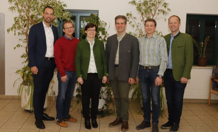 Der Ortsbauernrat Fischlham mit dem neuen Obmann Franz Steininger (3.v.r.) (Foto: privat)