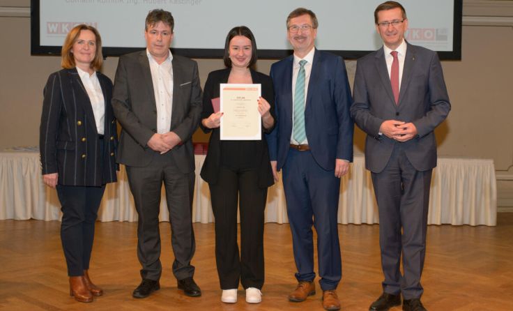 Die ausgezeichnete Hanelore Pop aus Weißkirchen mit den Gratulanten (Foto: cityfoto/Katouly)