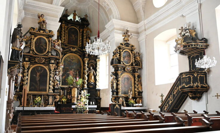 Die Pfarrkirche Offenhausen erstrahlt im Herbst im neuen Glanz. (Foto: GePaltinger)