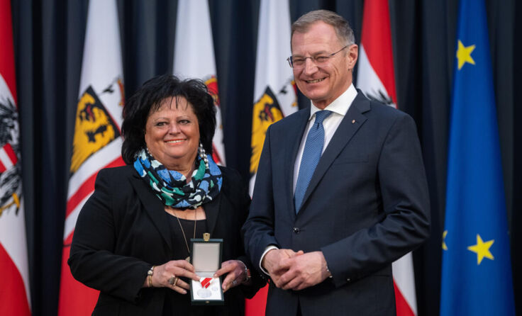 Silvia Müller-Steinacker wurde von Landeshauptmann Thomas Stelzer ausgezeichnet. (Foto: Land OÖ)